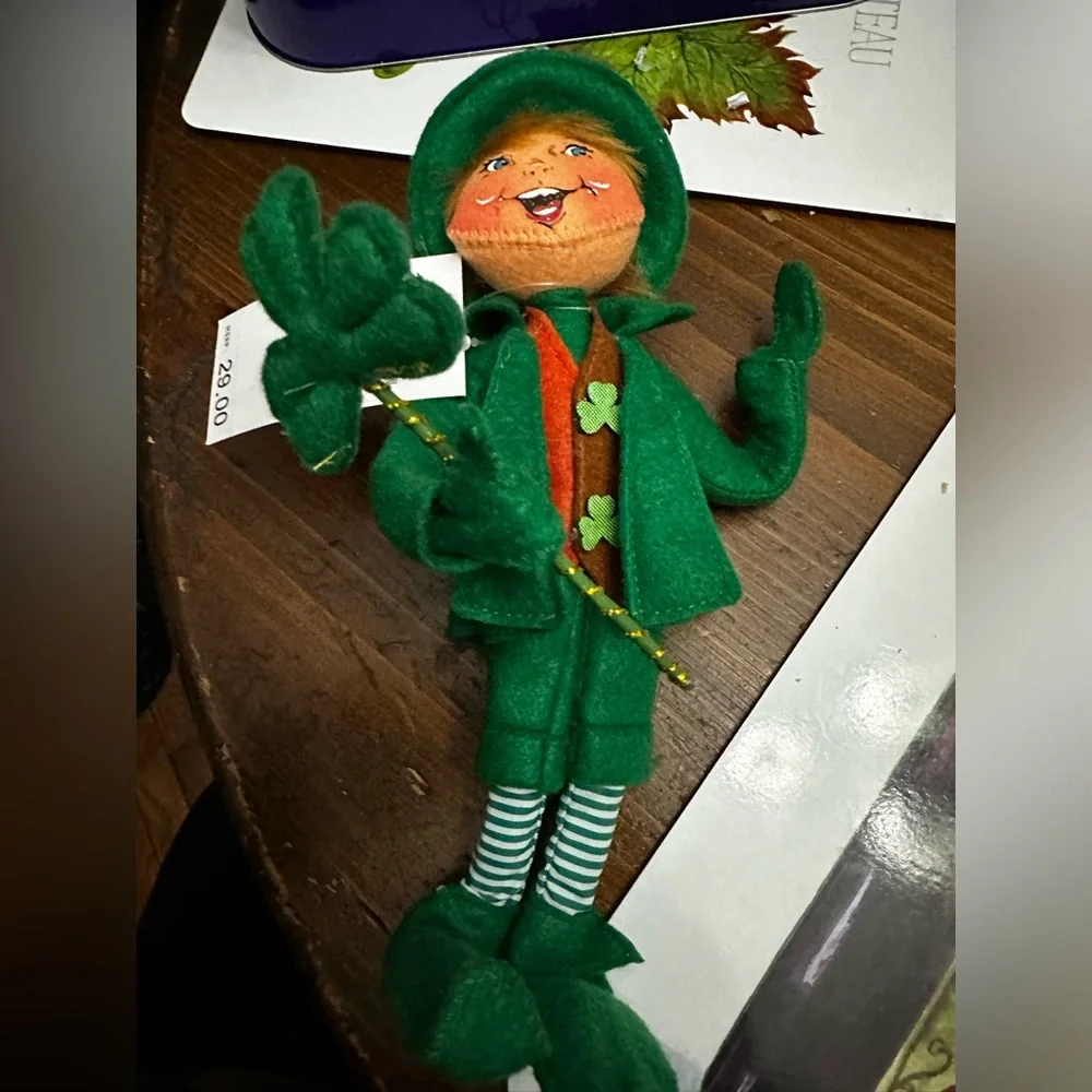NWT Annalee 12" St Patrick’s Day Leprechaun with Shamrock - Picture 3 of 3